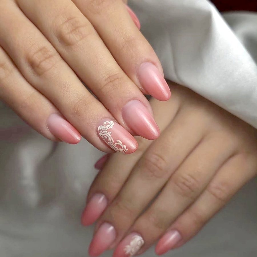 Nude-Rosa Nägel mit handgemalten weissen Ornamenten